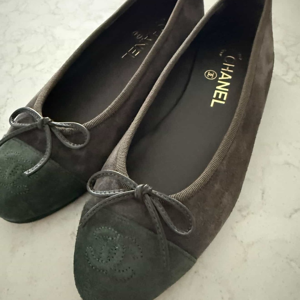 CHANEL Green Suede Two-Tone Ballet Flats with Green Toe - Picture 4 of 5